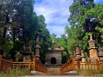 《黑神话：悟空》带火济南灵岩寺，网友现场作画赠景区？