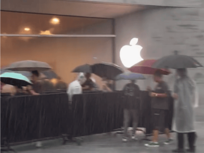 iPhone 16新机到手！果粉冒雨排队，热情高涨引爆全场