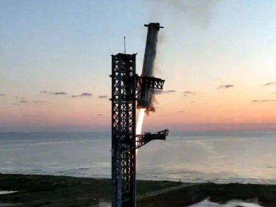 SpaceX实现“筷子夹火箭”星舰回收，马斯克8年前设想成真！