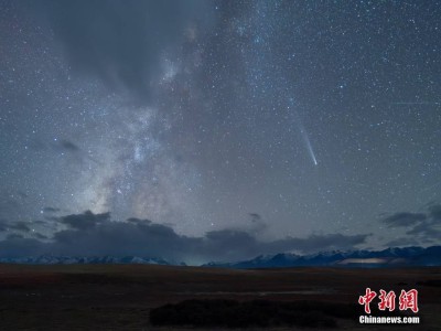 西藏羊八井：紫金山—阿特拉斯彗星与银河同框