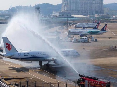 C919国产大飞机身披五星红旗惊艳亮相澳门航空展