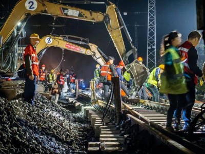 提升线路设备质量 成昆铁路12座车站开启成组更换道岔施工