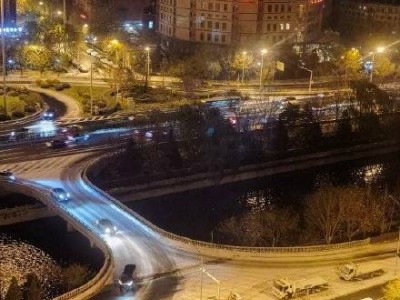 北京昨夜突降飘雪，气象专家揭秘：低湿强动力促成奇观