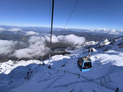 真“向云端”！跟随索道感受玉龙雪山