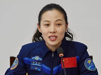 从山东农家女到太空教师，王亚平如何实现华丽蜕变？