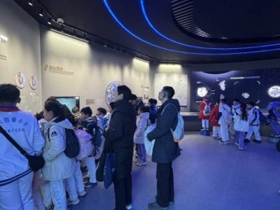 小学生探秘嫦娥五号月球样品展，梦想未来采集火星土壤