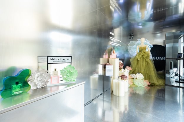 A display of perfumes and mannequins

Des<i></i>cription automatically generated