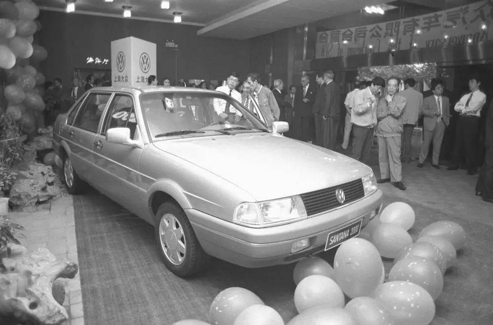 1994年，上海大众首次展示新一代车型——上海桑塔纳2000型轿车