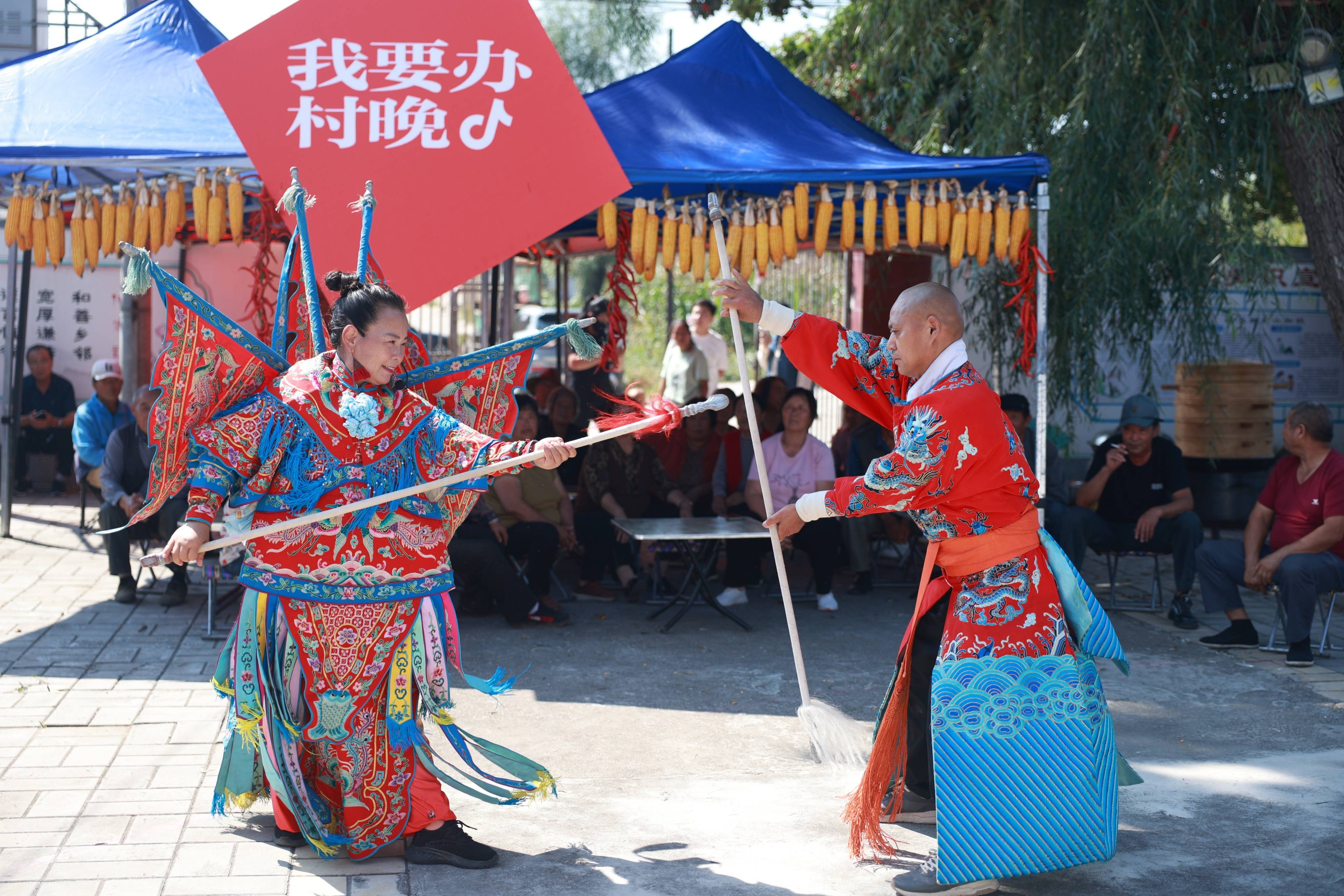 甄淑梭在村晚现场表演