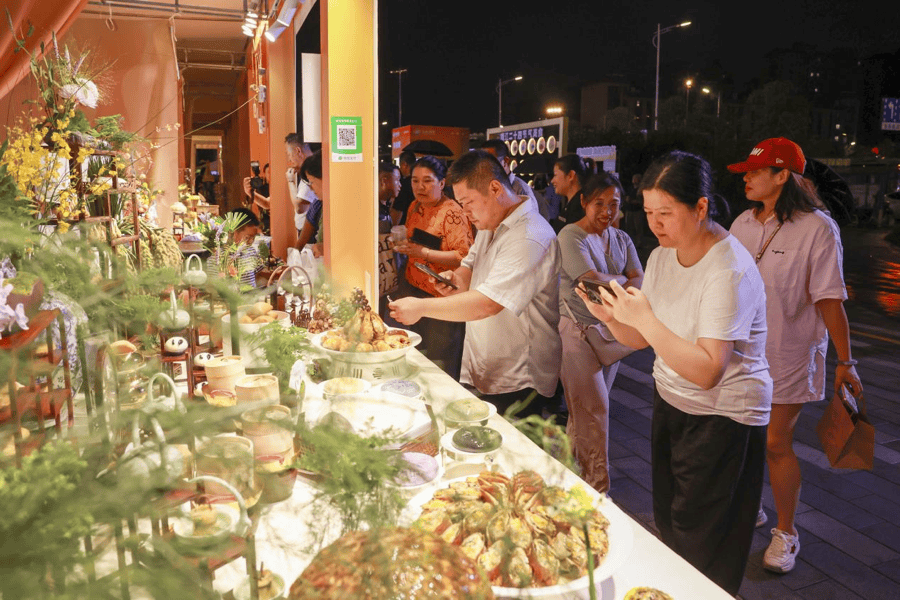 市民在逛美食市集