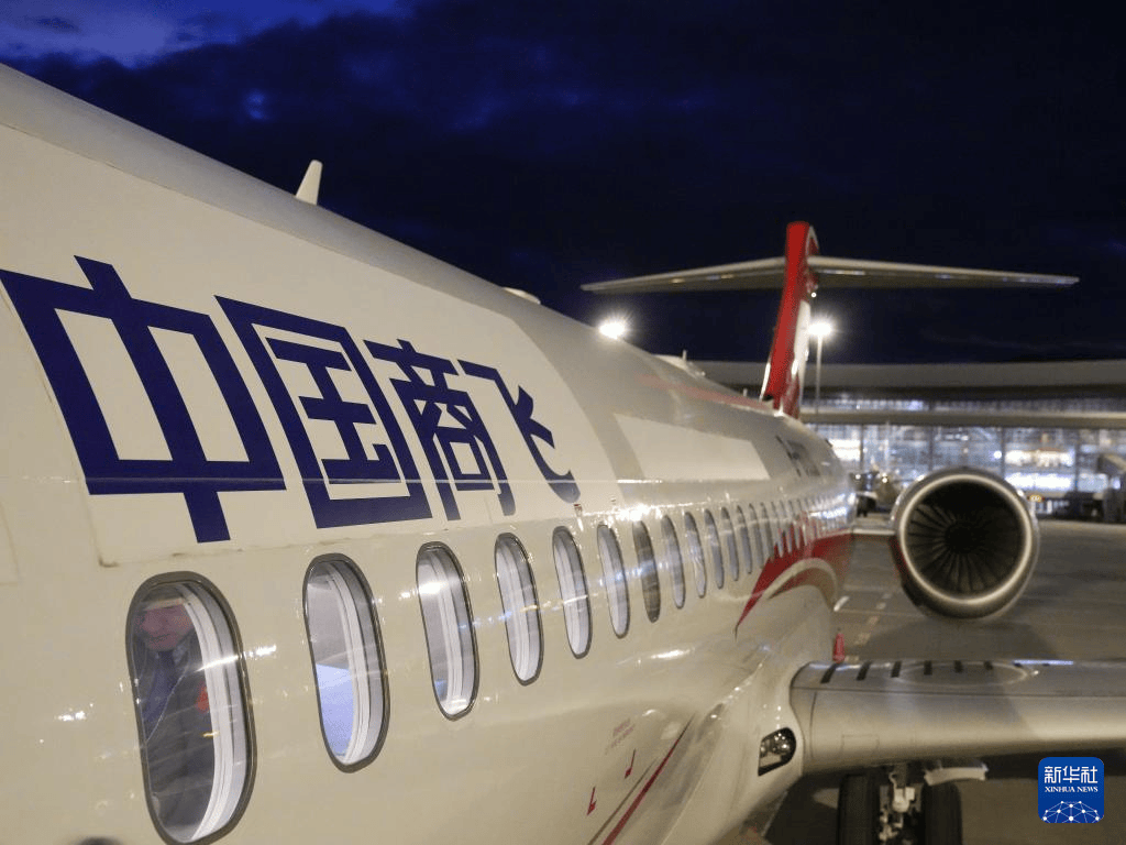 ARJ21飞机停放在拉萨贡嘎国际机场