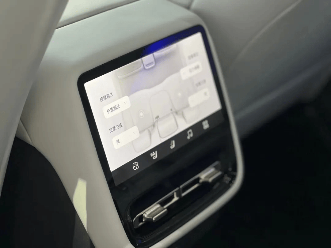 小鹏P7+的后排‘堆料’