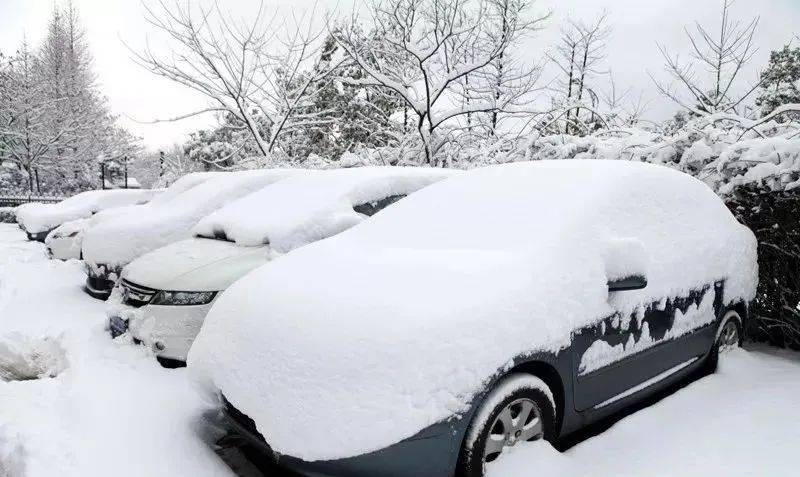 雪天清理车身积雪