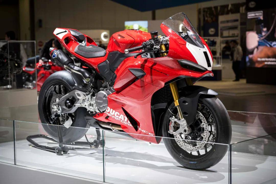 新款Panigale V2采用双摇臂设计