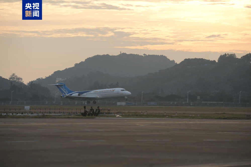 C909飞机飞行中