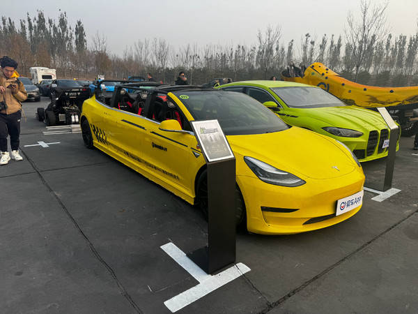 六座加长版特斯拉Model 3