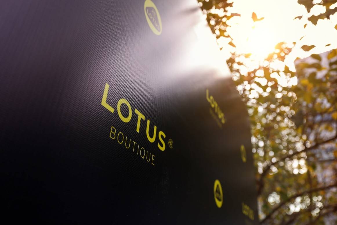 北京海淀路特斯精品店启用「LOTUS」品牌标识