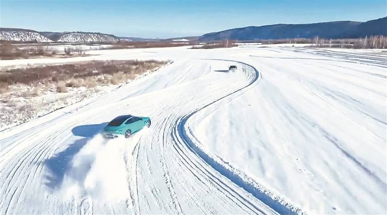 测试汽车在雪地上飞驰