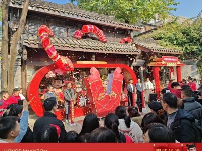 荣耀哪吒联动迎新年，成都宽窄巷子AI魔法市集嗨翻天！