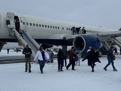 达美航空波音客机发动机故障中止起飞，乘客滑梯撤离4人轻伤