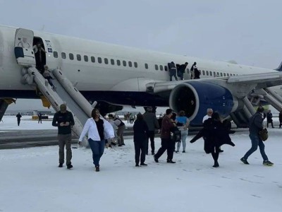 波音757发动机故障紧急撤离，200余人安全脱险4人轻伤