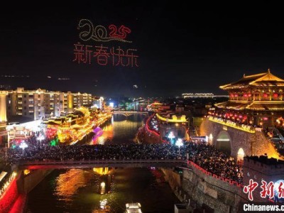 长汀古城夜空璀璨，千架无人机共绘“时空之门”盛景