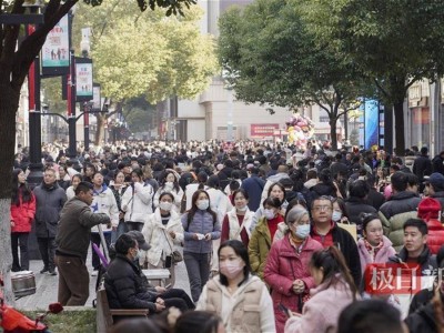 武汉春节消费热，商贸客流激增，老字号餐厅一座难求！