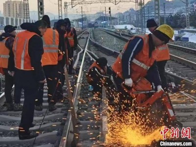 春运幕后英雄：太原铁路工人在零下18度换轨保畅通